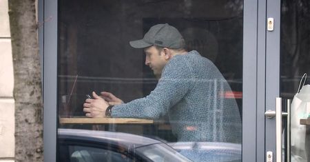 Samotny Szyc na kawie i ciastku