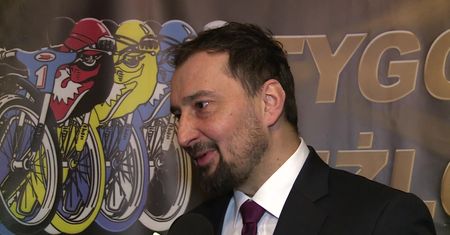 Maciej Janowski zachowuje się teraz zupełnie inaczej. Nie jest już taki spięty