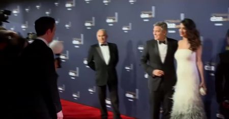 Amal Clooney z ciążowym brzuszkiem podczas gali Cezary 2017!