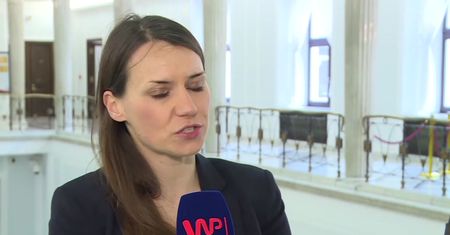 "Mam dla pana prezent". Agnieszka Pomaska sprezentowała Jarosławowi Kaczyńskiemu książkę o życiu drzew