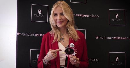 Maja "twarz lakierów" Sablewska pozuje ze wzornikiem do paznokci