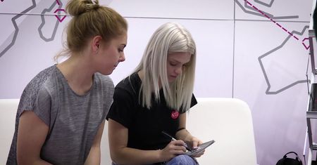 Skromna i naturalna Margaret pozuje z fanami do zdjęć