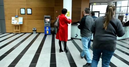 Aleksandra Szwed w miniówce i wysokich kozakach wychodzi z TVN