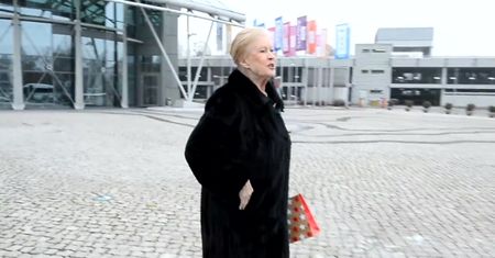 Beata Tyszkiewicz w butach EMU wychodzi z TVP