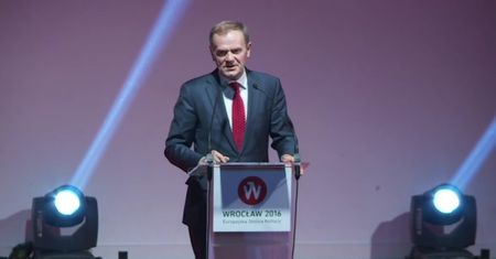 Donald Tusk: demokracja, w której pozbawia się ludzi dostępu do informacji, staje się nieznośna jak dyktatura
