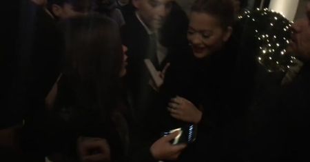 Rita Ora wychodzi z ochroniarzami z hotelu w Warszawie