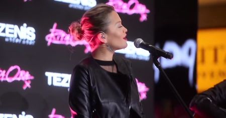Rita Ora śpiewa w centrum handlowym