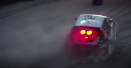 Wyścig rajdówki z dronem