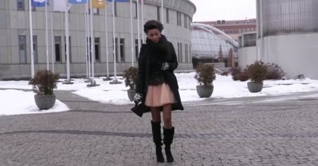 Ola Szwed w mini i długich kozakach wychodzi z TVP