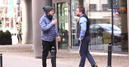 Królikowski przytula Węglarczyka pod TVN-em