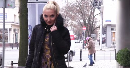 Cleo z diamentową płytą rozdaje autografy pod TVN-em
