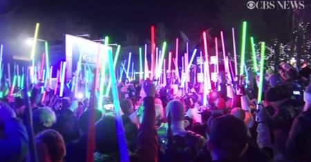 Setki mieczy świetlnych zabłysnęło ku pamięci Carrie Fisher