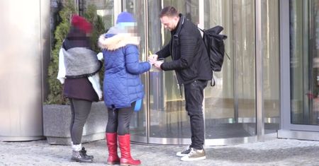 Mateusz Gessler z gołymi kostkami idzie do TVN-u