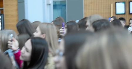 Dawid Kwiatkowski z tłumem fanów wychodzi z TVP