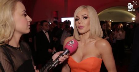 Doda zapewnia: "Teraz rajstopy w kropki są bardzo na czasie do eleganckich sukienek"