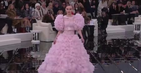Lily-Rose Depp, Bella Hadid i Kendall Jenner idą w pokazie Chanel