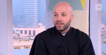 Czy istnieją sytuacje, w których osoba świecka może zastąpić księdza?