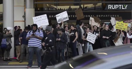 Protest na lotnisku w Los Angeles przeciwko "dekretowi Trumpa"!