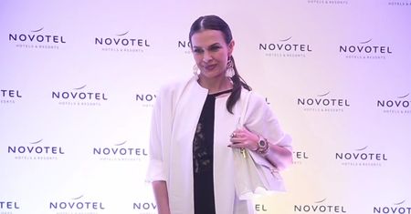 Ulizana 37-letnia szafiarka pozuje na ściance