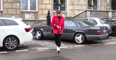 Sablewska w białych butach i czerwonym futrze