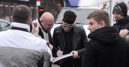 Kwiatkowski zostawia auto pod zakazem parkowania