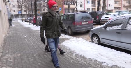 Monika Olejnik w kolorowych rajstopach na spacerze z synem (WIDEO)