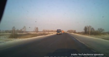 #dziejesiewmoto: manewr ratujący życie na rosyjskiej drodze, elektryczne monstrum i pomocna policja