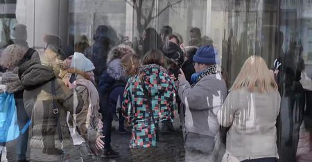 Bednarek otoczony przez tłum fanek pod TVN-en