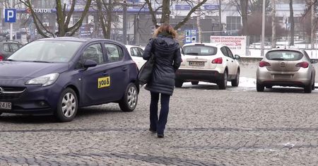 Zadowolona Głogowska wychodzi z TVP