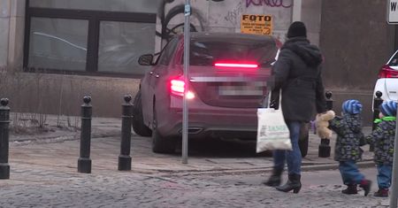 Mucha znów parkuje na zakazie...