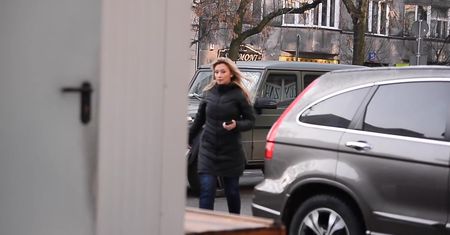 Wojciechowska wyjeżdża z parkingu nowym mercedesem