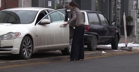 Rusin z torebką za 11 tysięcy.... wsiada do brudnego Jaguara