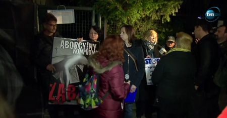Czarny Portest pod domem Jarosława Kaczyńskiego