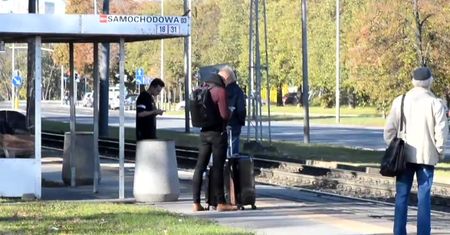 Platynowy Rafał Jonkisz wsiada do tramwaju