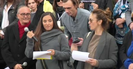 Protest artystów przed PKiN. "Nie oddamy wam kultury"