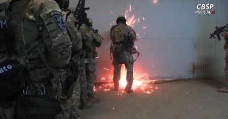 Zamknęli się przed policją w nielegalnej fabryce papierosów