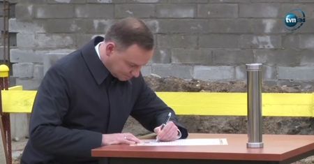 Prezydent Andrzej Duda kontra niepiszące długopisy. Do trzech razy sztuka?