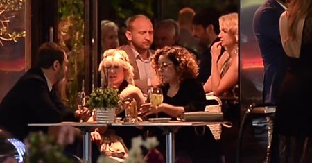 Szarmancki Szyc całuje dłonie ukochanej na randce