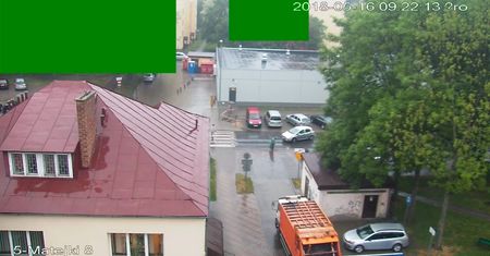 Potrącił staruszkę na chodniku. Skręcał na parking