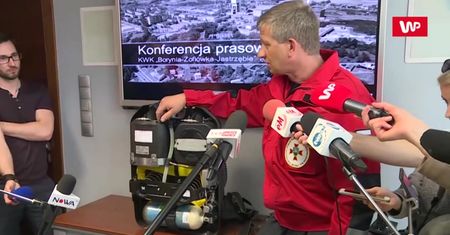 Ratownicy zabierają ze sobą 400 litrów tlenu. Zapas starcza na 4 godziny pracy