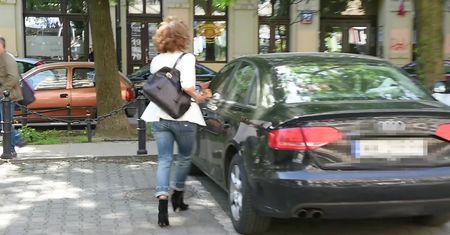Ostrowska w broszce Chanel uśmiecha się do paparazzi