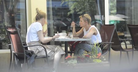 Bezrobotna Racewicz relaksuje się w restauracji