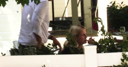 Petru oczekuje na termin rozprawy rozwodowej z lampką wina w restauracji