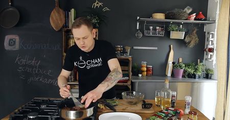 Schabowy z pieczonymi jabłkami i szałwią