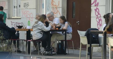 Urbański zajada chińszczyznę z towarzystwie córki