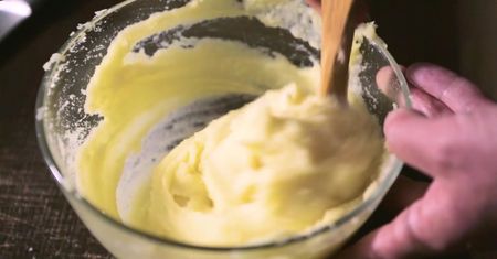 Kiełbasa z kremowym puree. Idealny zestaw na obiad