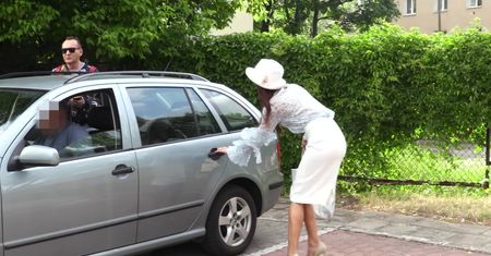 "Starsza i ładniejsza" Steczkowska wdzięczy się przed paparazzi
