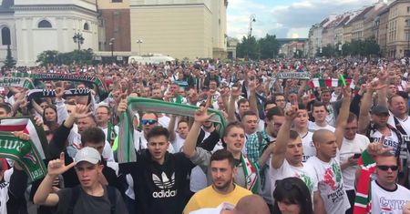 Kibice Legii fetowali mistrzostwo Polski. Zobacz, co działo się na Placu Zamkowym w Warszawie