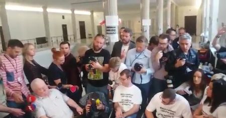 Lech Wałęsa przyjechał do protestujących w Sejmie