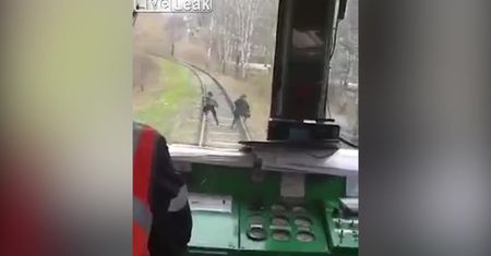 Spacerowały po torach. Dostarczyły maszyniście sporo śmiechu